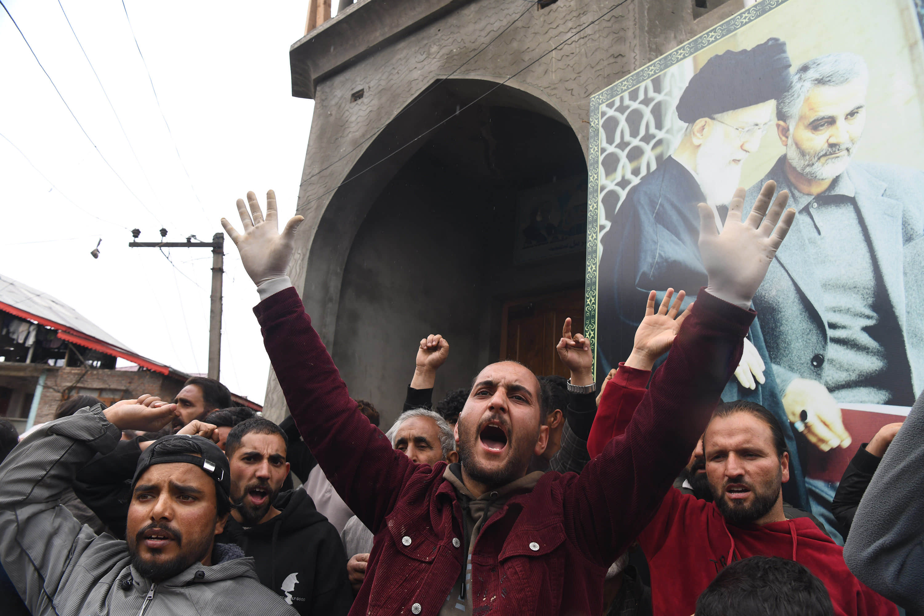 ईरान-अमेरिका युद्ध विराम पर  श्रीनगर में खुशी मनाते शिया समाज के लोग। संवाद