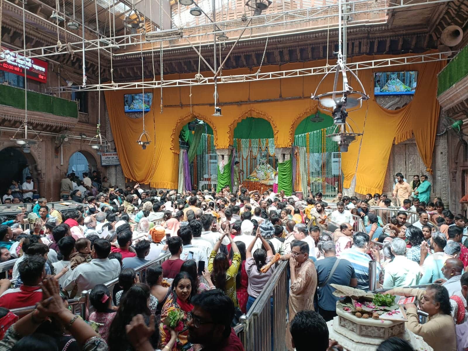 जगमोहन में फूल बैठक में विराजमान आराध्य श्रीबांकेबिहारी। 