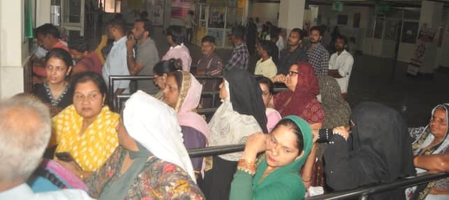 जिला अस्पताल में पर्चा काउंटर पर लगी मरीजों की लाइन ।संवाद