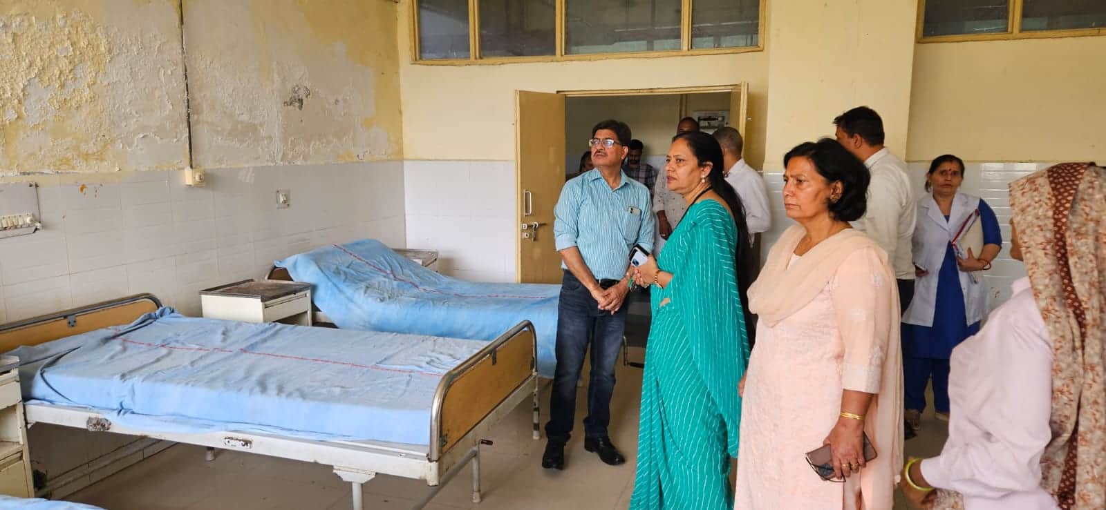 जिला अस्पताल में सीएमओ ने किया औचक निरीक्षण। संवाद