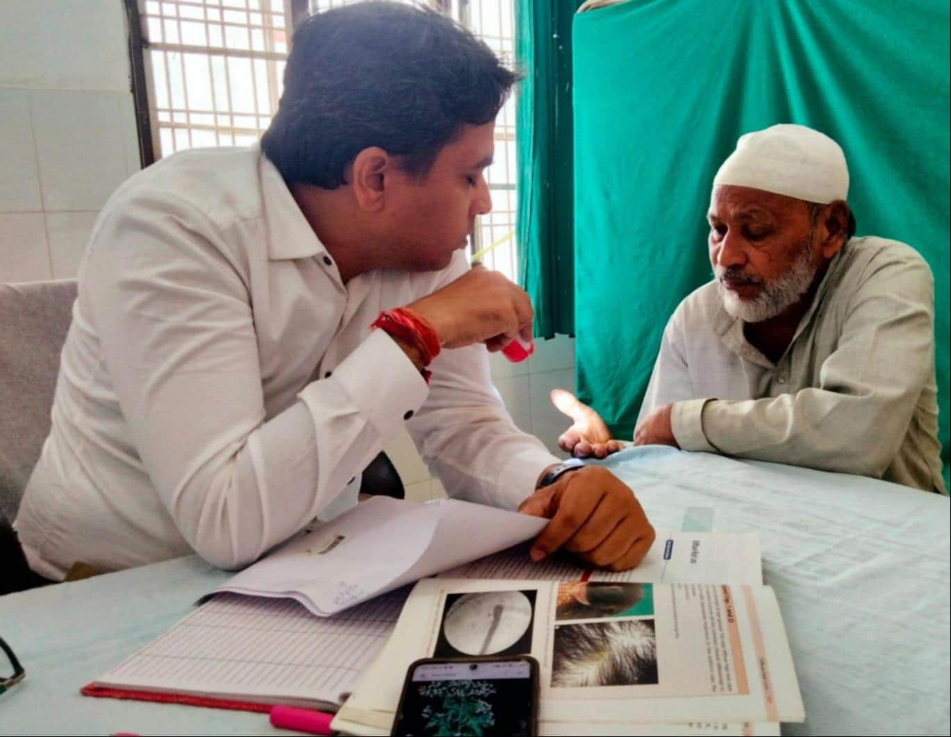  जिला चिकित्सालय में एलर्जी के मरीज का परीक्षण करते चिकित्सक।