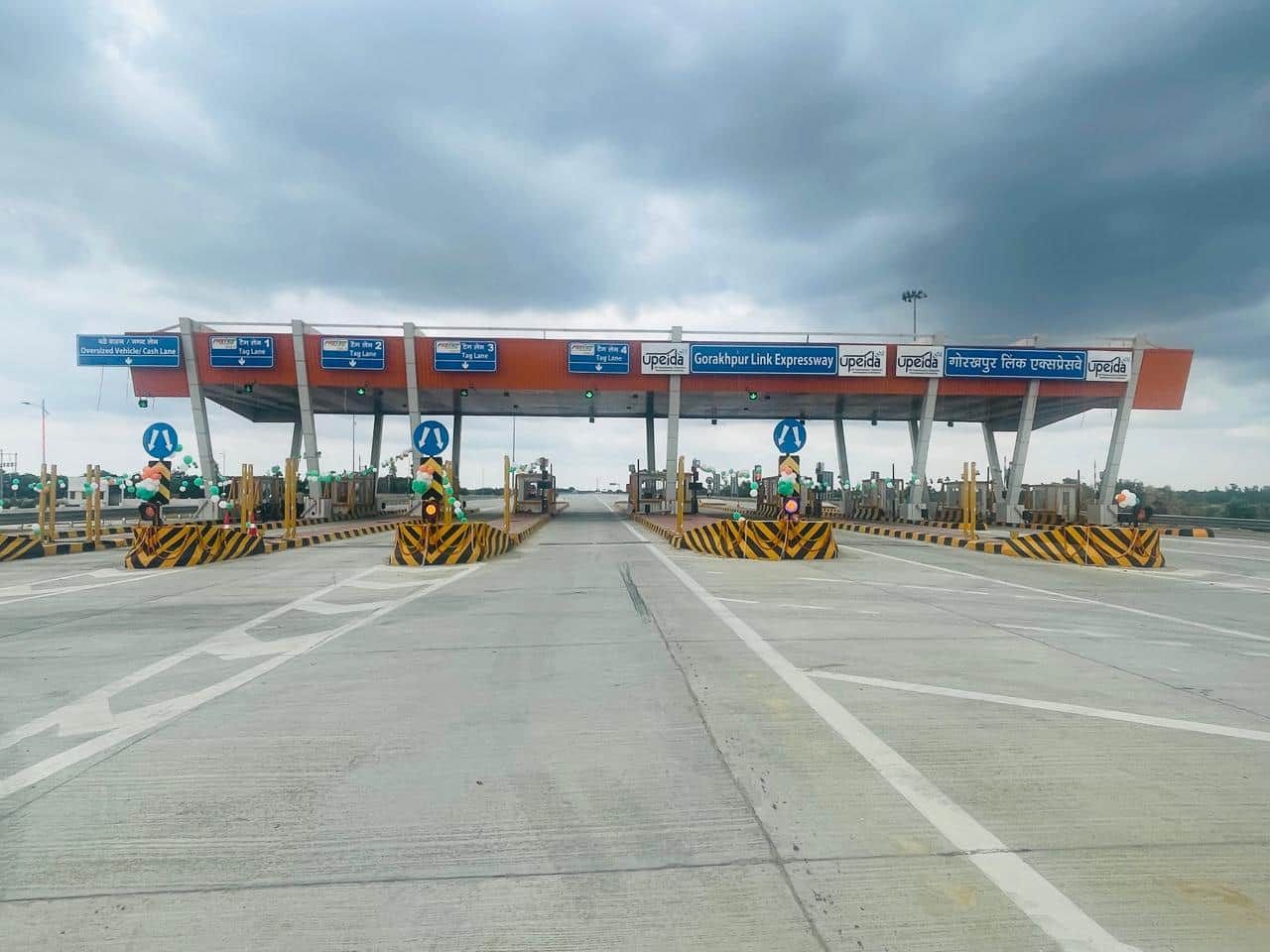 जलालपुर क्षेत्र में स्थित गोरखपुर लिंक एक्सप्रेस वे का टोल प्लाजा।द्ध संवाद