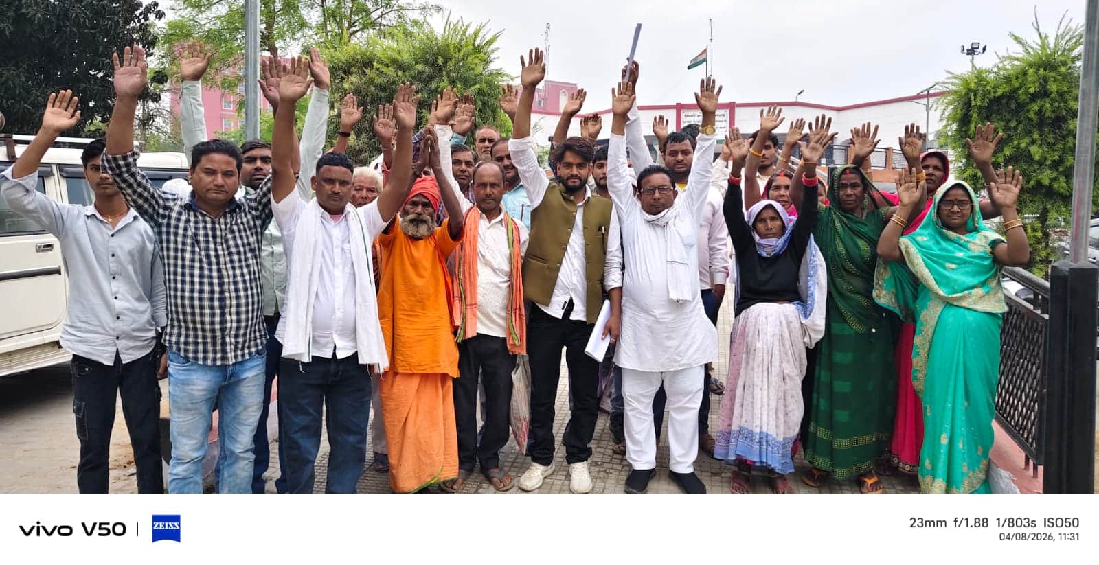 जिलाधिकारी को ज्ञापन सौपने के बाद नारेबाजी करते रामपुरपट्टी गांव के लोग।स्रोत-सोशल मीडिया