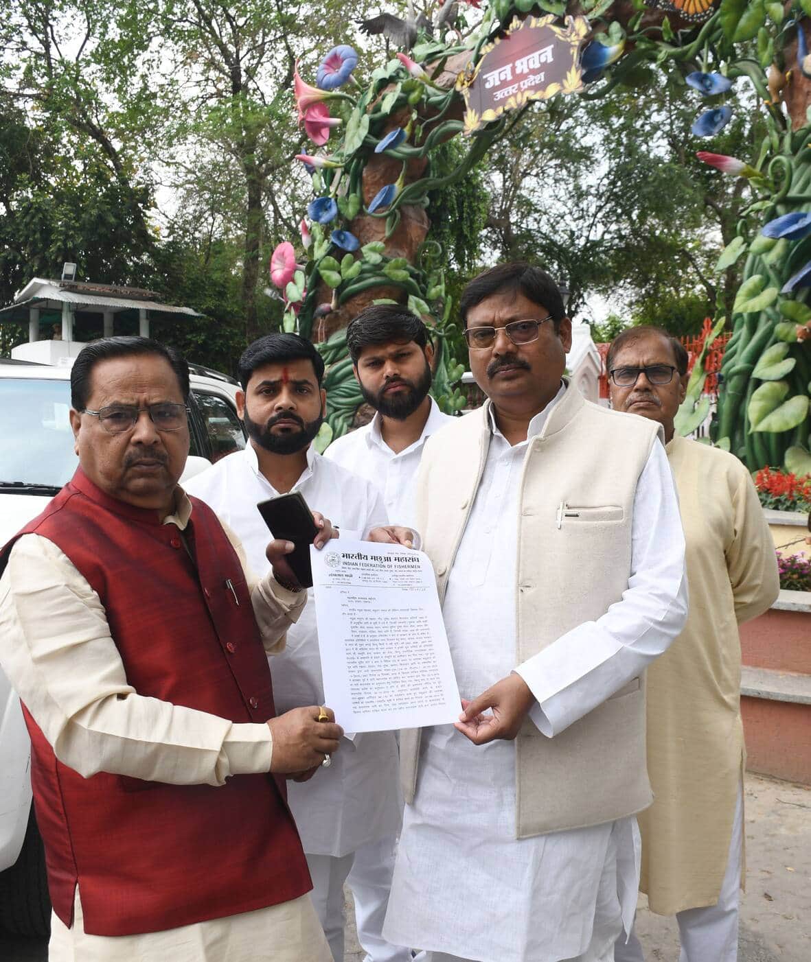 ज्ञापन देते समाज के लोग।