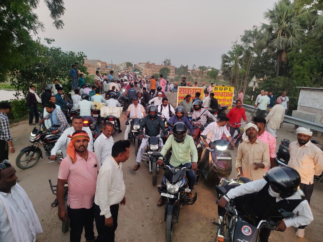 कुआनो पुल पर लगी भीड़। संवाद