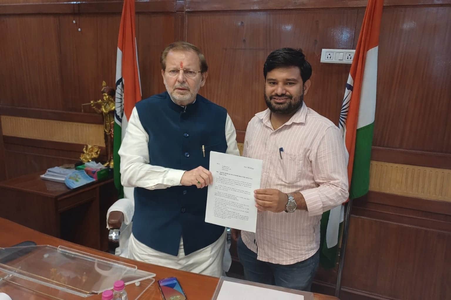 कैबिनेट मंत्री डॉ. अरविंद शर्मा से मुलाकात करते रेवाड़ी निवासी विवेक भाटोटिया। स्रोत: स्वयं