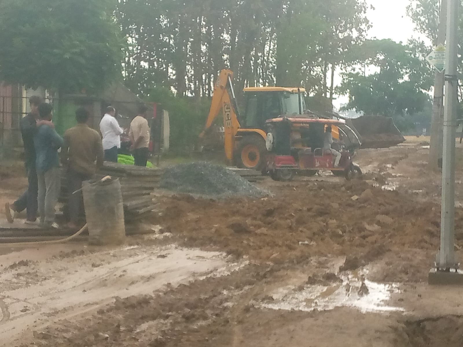 केंचुआखोर वार्ड में सड़क पर पसरी मिट्टी। संवाद