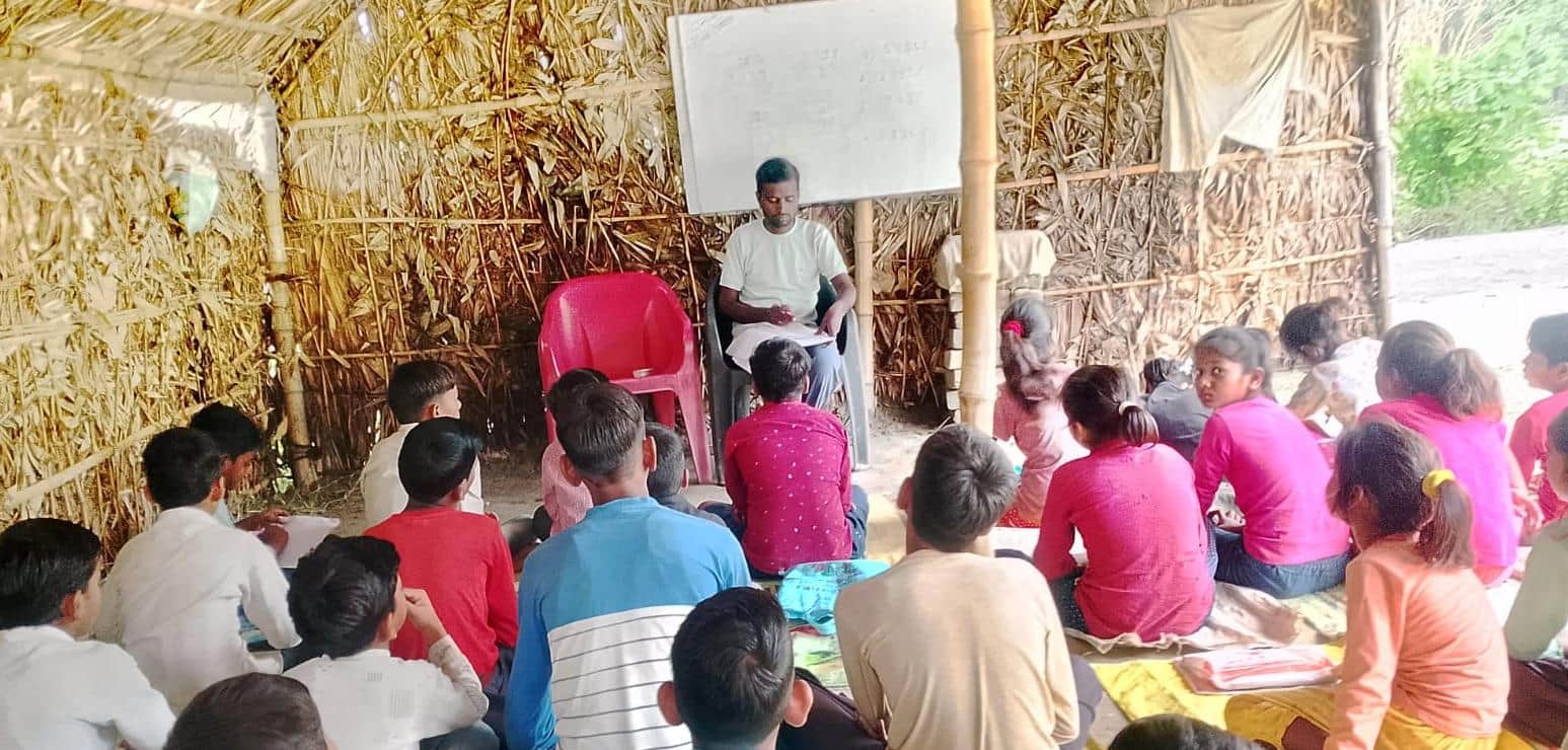  कोचिंग में बच्चों को पढ़ाते रामू कुमार गौतम। संवाद