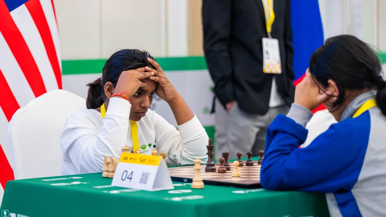 कजाकिस्तान में शतरंज खेलती छात्राए। स्रोत स्वयं