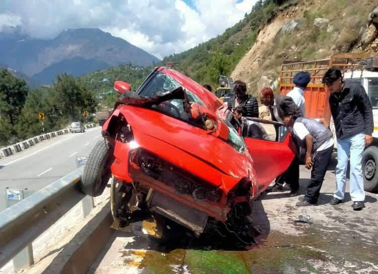 Stones fell from the hill, uncontrolled car overturned in Talogi