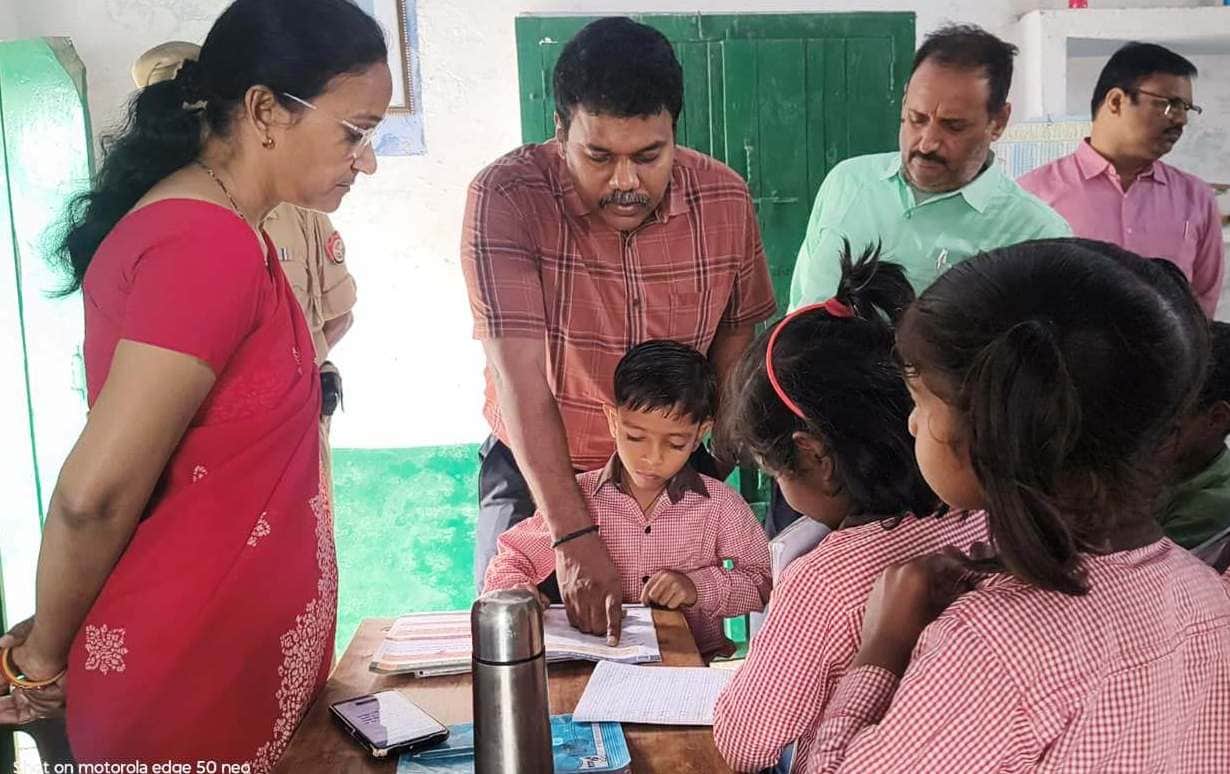 कम्पोजिट विद्यालय गद्दीपुर में निरीक्षण के दौरान बच्चों से किताब पढ़वाते डीएम। संवाद