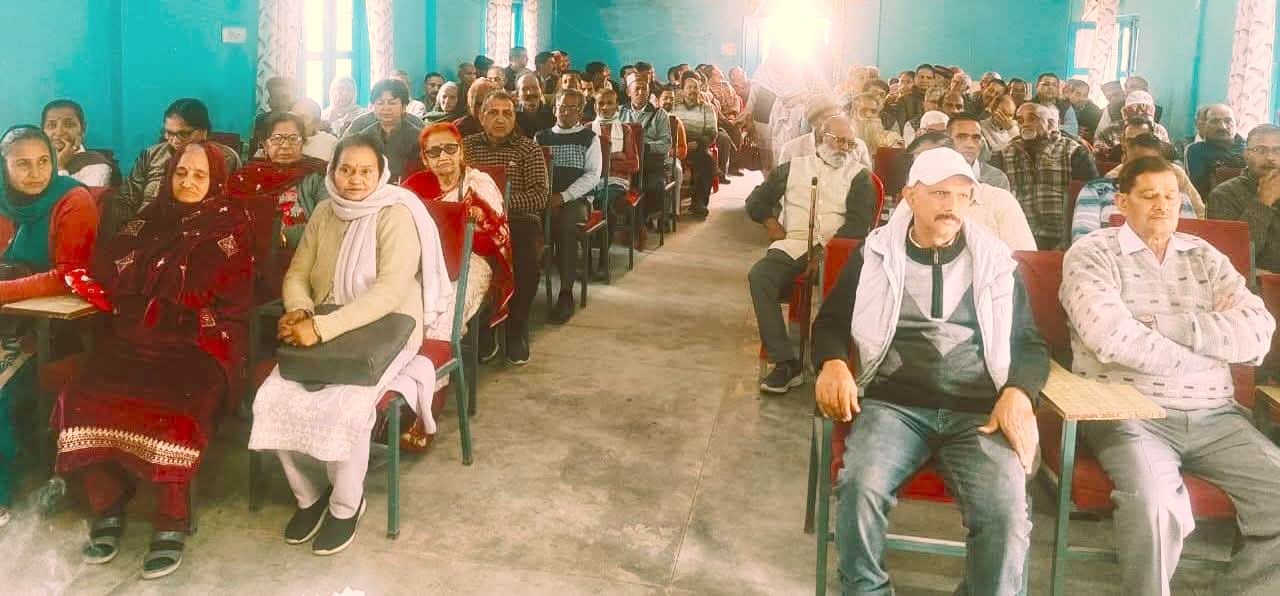 कुमारसैन में आयोजित बैठक में पेंशनरों ने समस्याओं बारे किया मंथन। स्रोत : एसोसिएशन