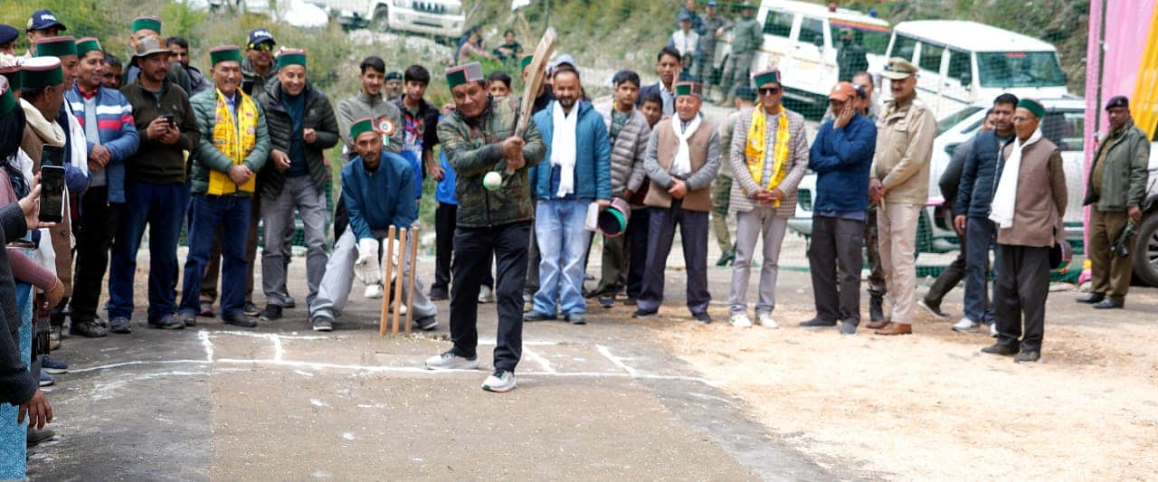 किन्नौर के गांव देवखंग में क्रिकेट प्रतियोगिता के शुभारंभ पर शॉट खेलते मंत्री जगत सिंह नेगी। स्