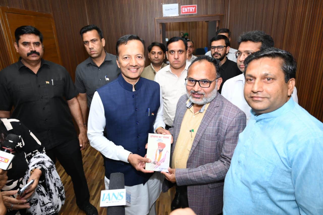 कुरूक्षेत्र सांसद नवीन जिंदल को हरियाणा का नायाब पुस्तक भेंट करते डॉ. मनोज कुमार। डीआईपीआरओ