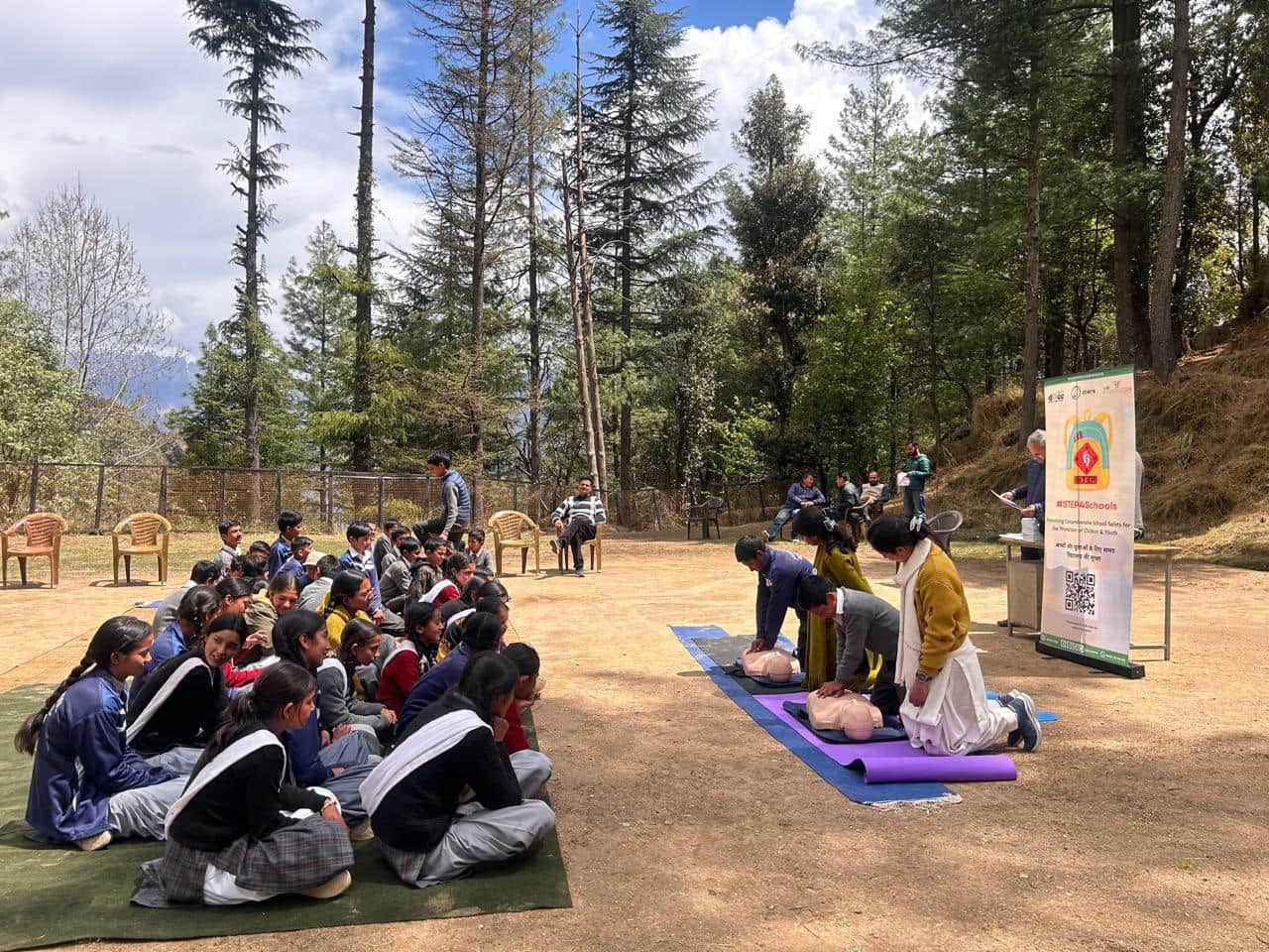 काओबिल स्कूल में आपदा के समय घायल व्यक्ति की सहायता का प्रशिक्षण लेते विद्यार्थी। संवाद