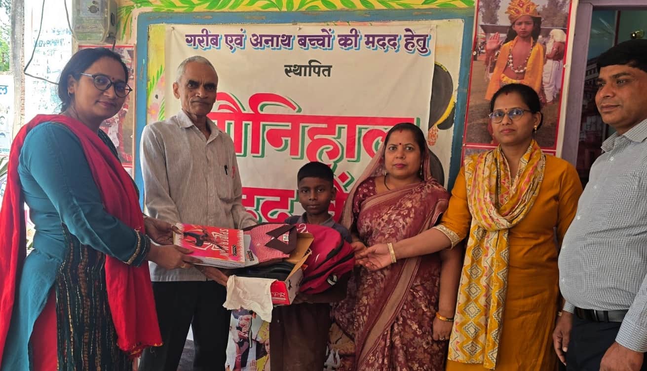 कंपोजिट विद्यालय सरायमीर में अध्ययनरत कक्षा 3 के छात्र को सामग्री देकर सम्मानित करते हुए शिक्ष