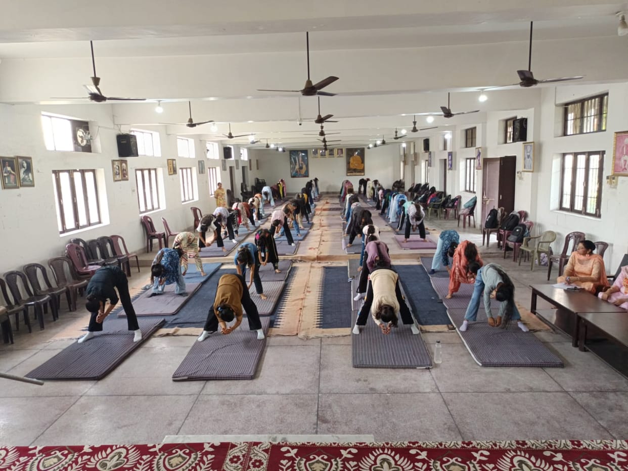 The benefits of Kapalbhati were explained to the students in the yoga workshop.
