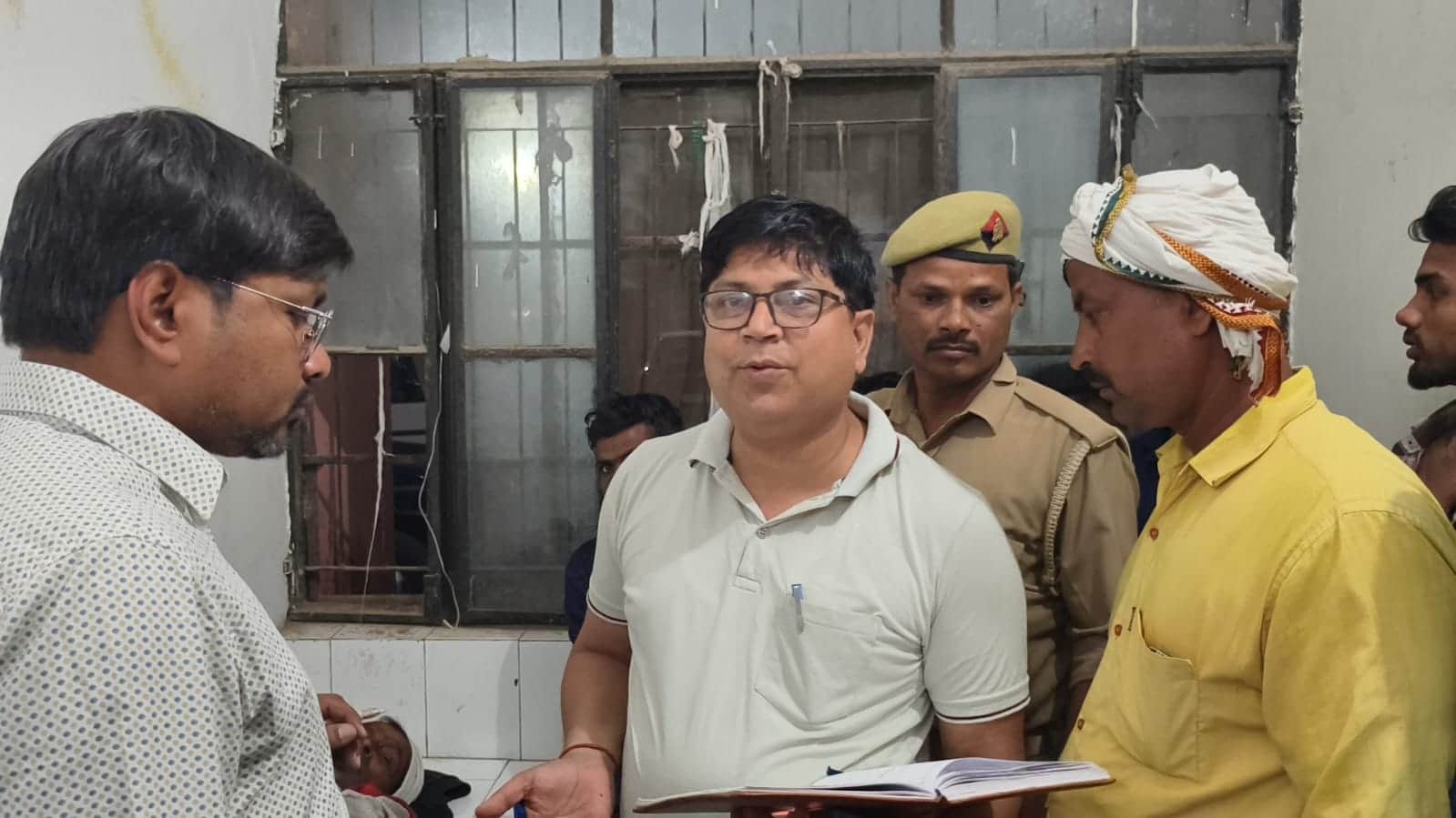 क्षतिग्रस्त कार।सीएचसी पर जानकारी लेते एसडीएम रामवीर सिंहसीएचसी मे भर्ती घायल