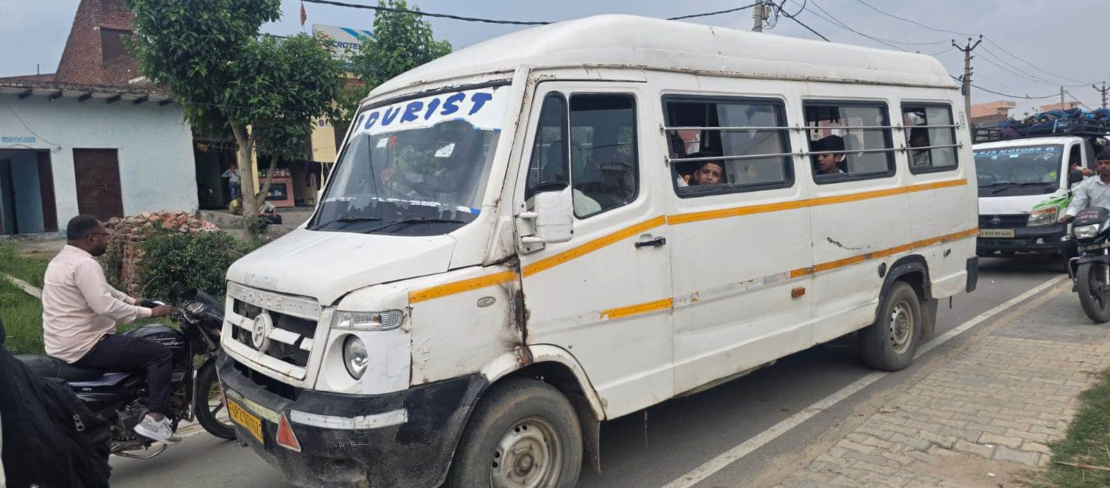 क्षेत्र में बिना मानक पूरे किए सड़क पर दौड़ रहा स्कूली वाहन। संवाद