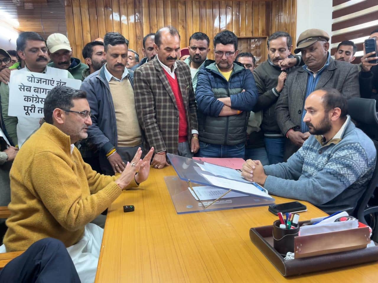 कोटखाई में लोक निर्माण विभाग का घेराव करते भाजपा नेता चेतन बरागटा और कार्यकर्ता। संवाद