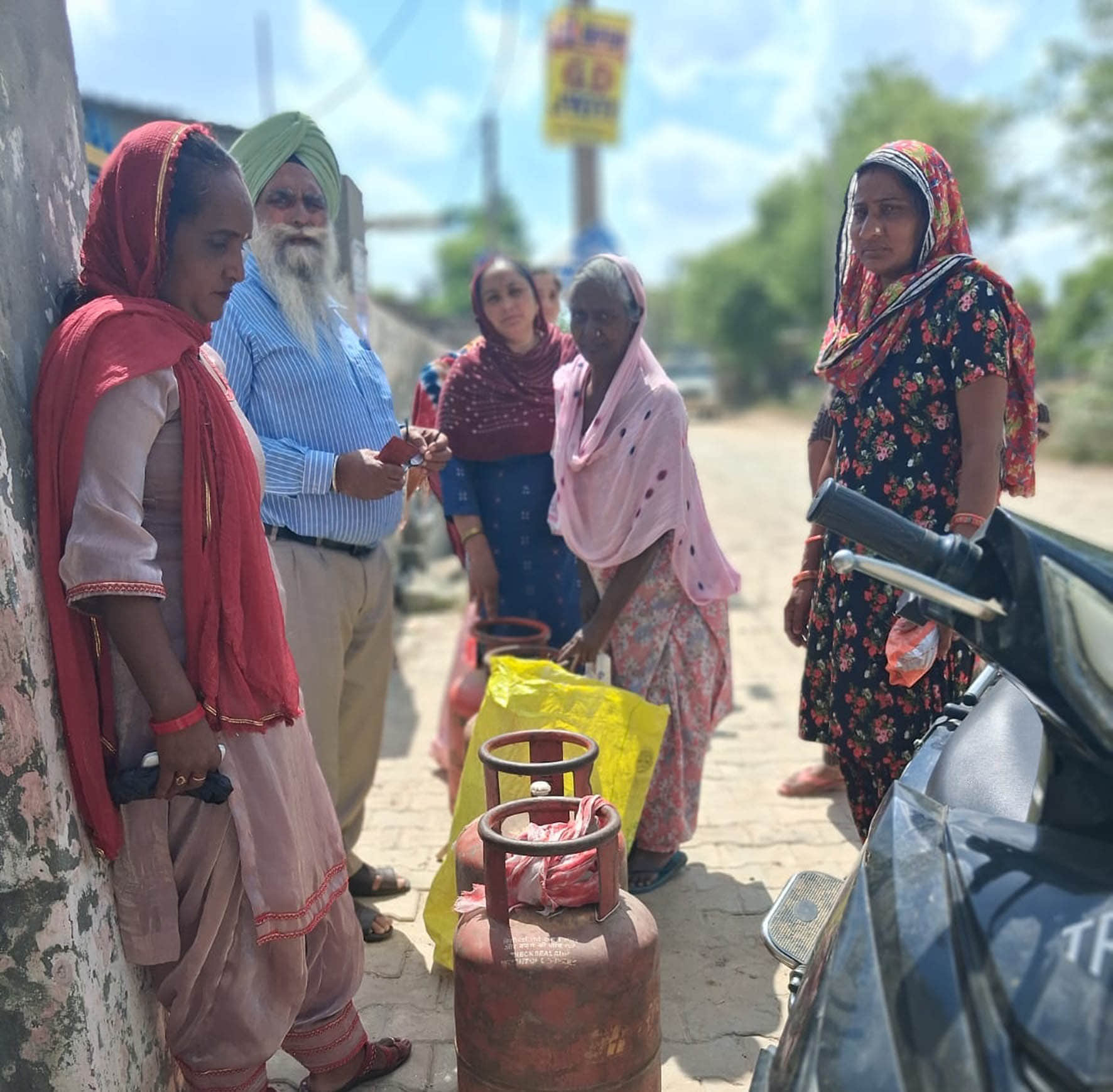 खाली सिलैंडर लेकर गाड़ी का इंतजार करते हुए महिलाएं ,जागरूक ग्रामीण