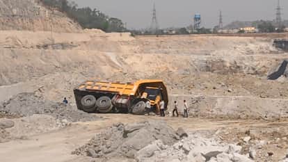 dumper suddenly went out of control and plunged into a deep pit in Kusmunda mine