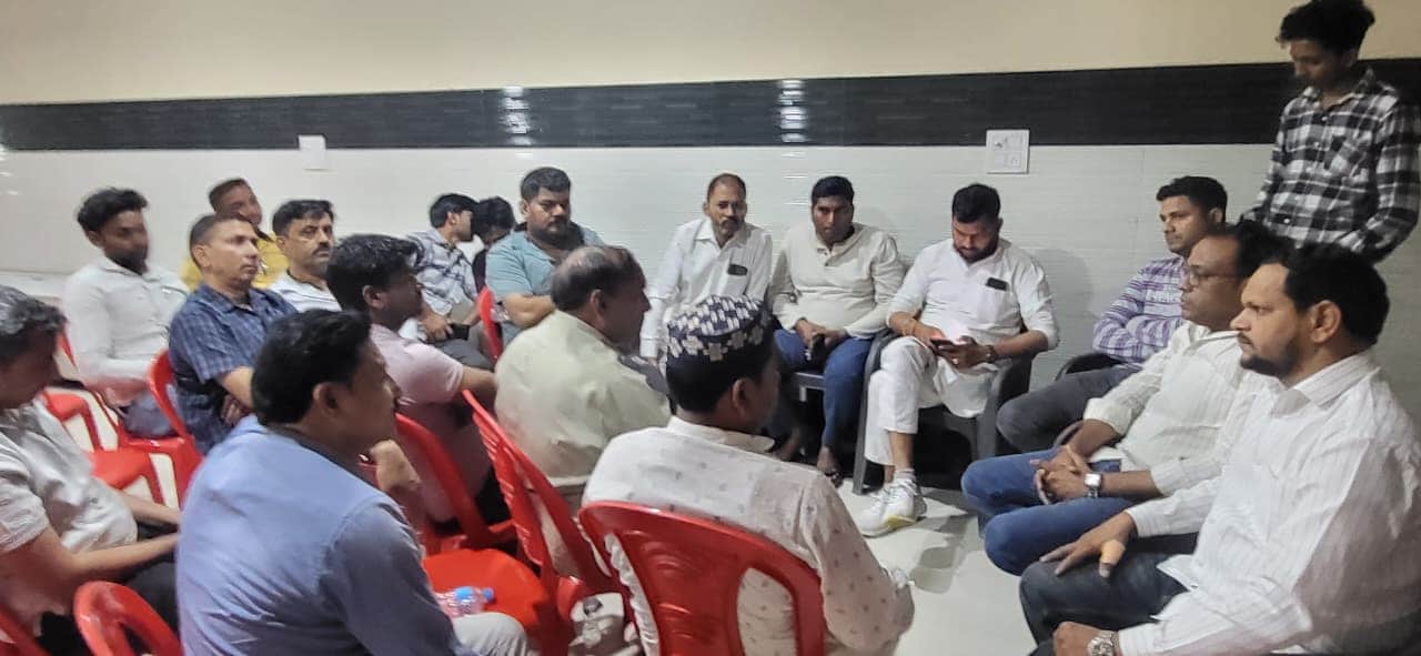 लावड़ - लाइसेंस शुल्क के विरोध में बैठक करते व्यापारी।