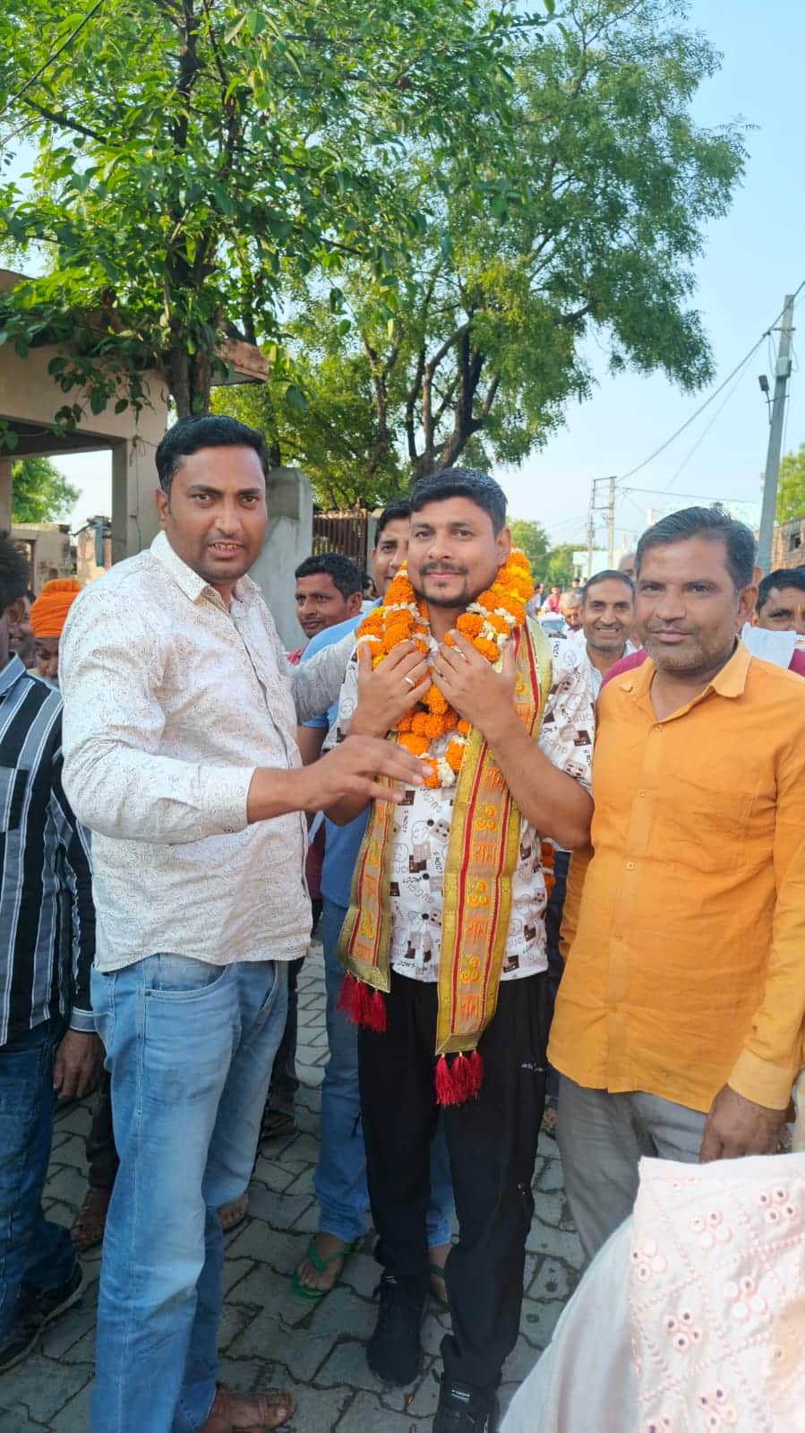 माछरा। गाव कुआं खेड़ा में समीक्षा अधिकारी मनीष शर्मा का ग्रामीण फूलमाला से भव्य स्वागत करते हुए