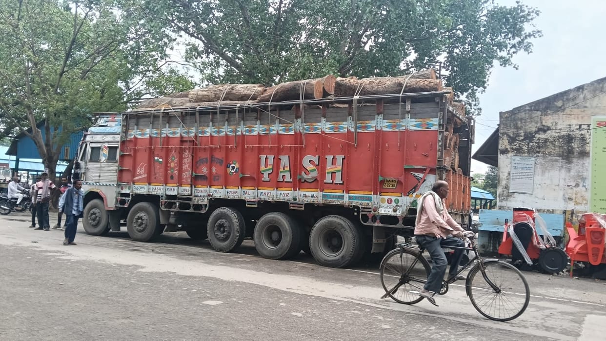 The driver could not produce the papers, a fine of Rs 1.40 lakh was imposed on the truck loaded with wood.