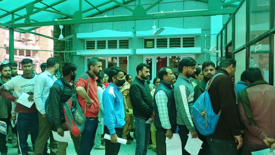 मेडिकल कॉलेज की लैब में टेस्ट के लिए कतारों में खड़े मरीज। संवाद