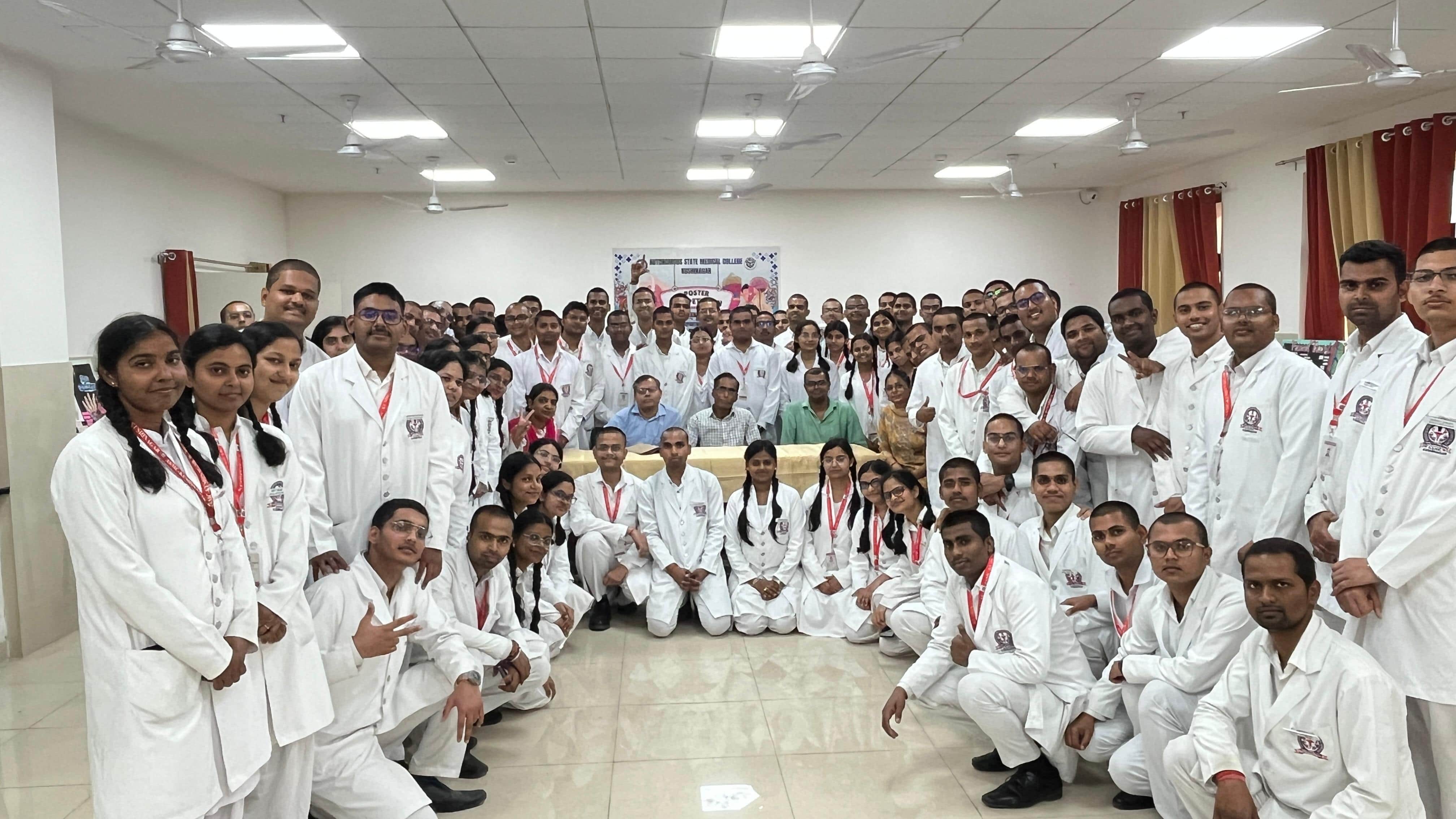 मेडिकल कॉलेज कुशीनगर में आयोजित वाद विवाद व पोस्टर प्रतियोगिता में शामिल विद्यार्थी।स्रोत-सोशल 