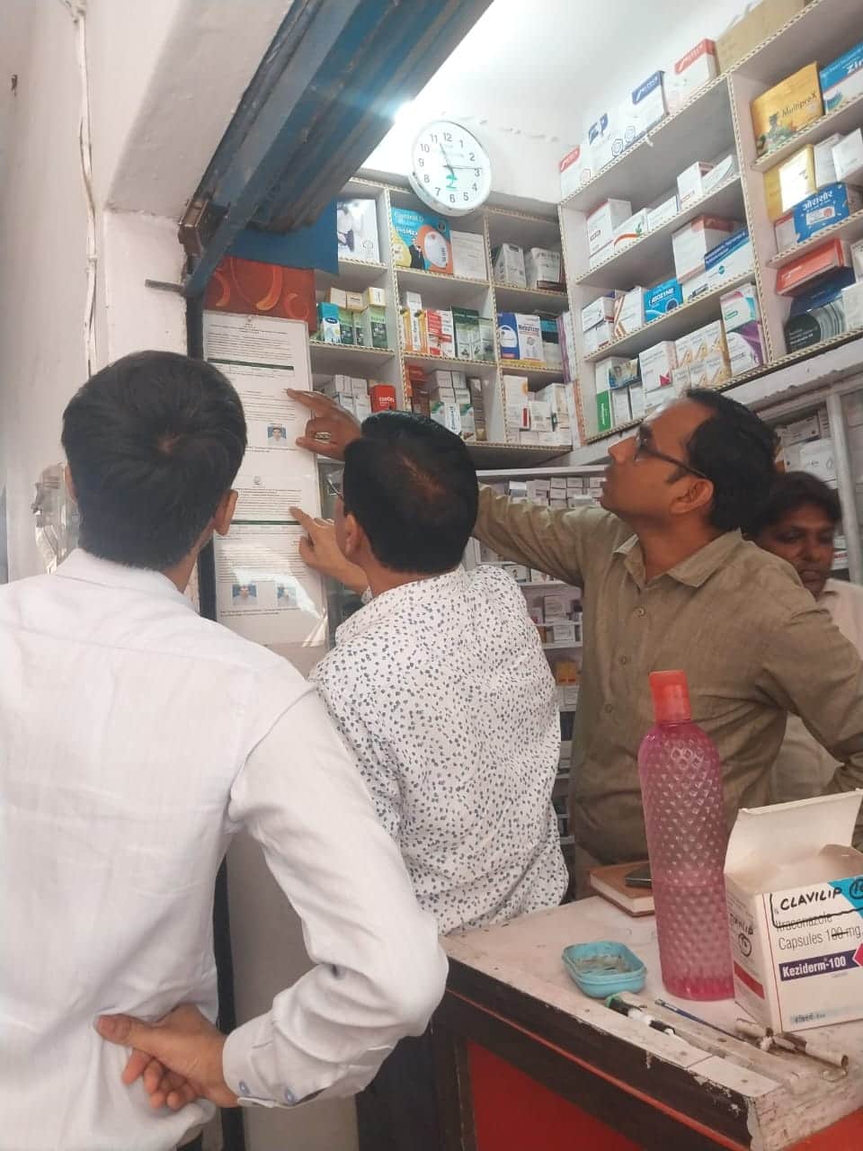 मेंहनगर में दवा की दुकान पर छापेमारी करती स्वास्थ्य विभाग की टीम। संवाद