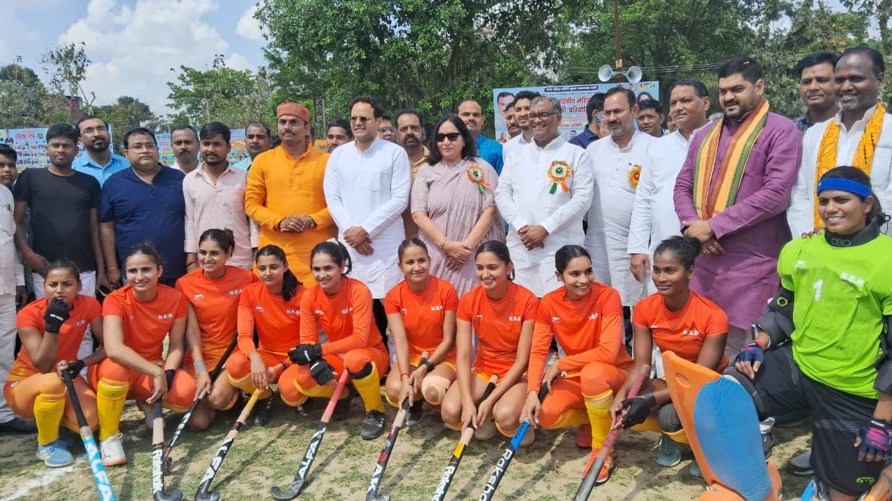 मुकाबला शुरू होने से पूर्व खिलाड़ियों के साथ खेल व युवा कल्याण मंत्री गिरीश चंद्र यादव व अन्य