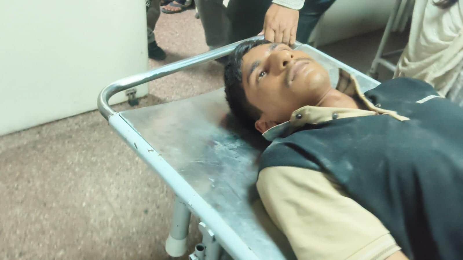 मुकंद लाल जिला नागरिक अस्पताल में उपचार के लिए लाया गया आरोपी अमन उर्फ काकू। संवाद