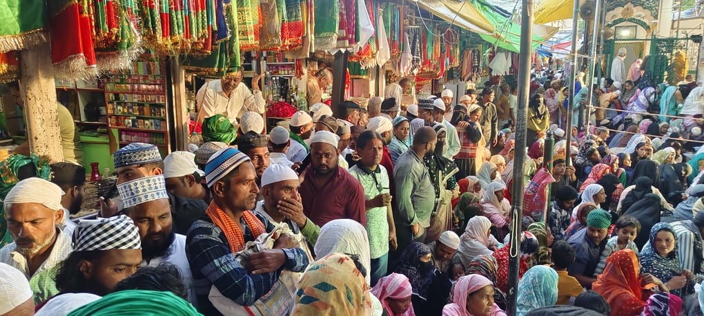 A spiritual color was seen in the blessed bath at Kichhauchha Dargah