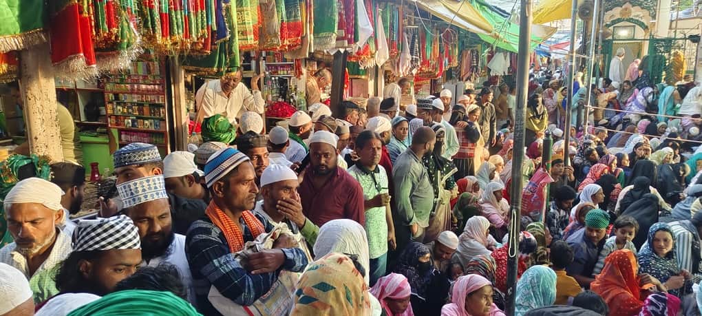 मखदूम अशरफ की मजार की बृहस्पतिवार को जियारत करने जाते जायरीन।संवाद