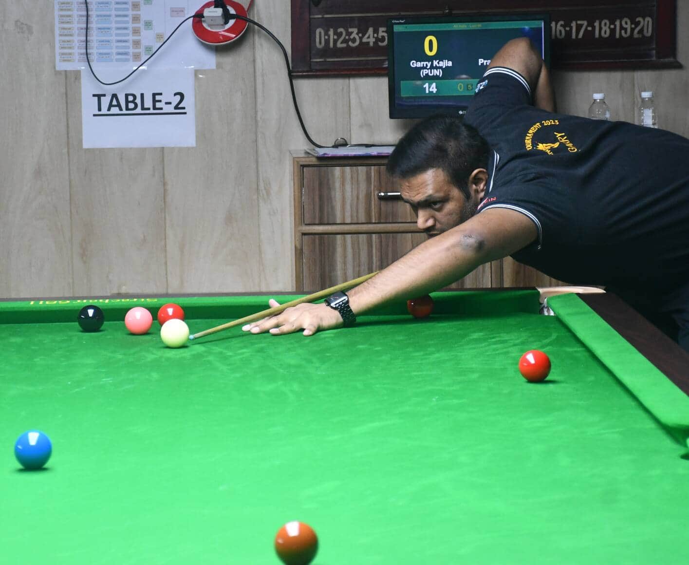 मेरठ..कंवलजीत..एलेक्जेंडर क्लब में चल रही स्नूकर प्रतियोगिता के दौरान शॉट लगता खिलाड़ी........सं