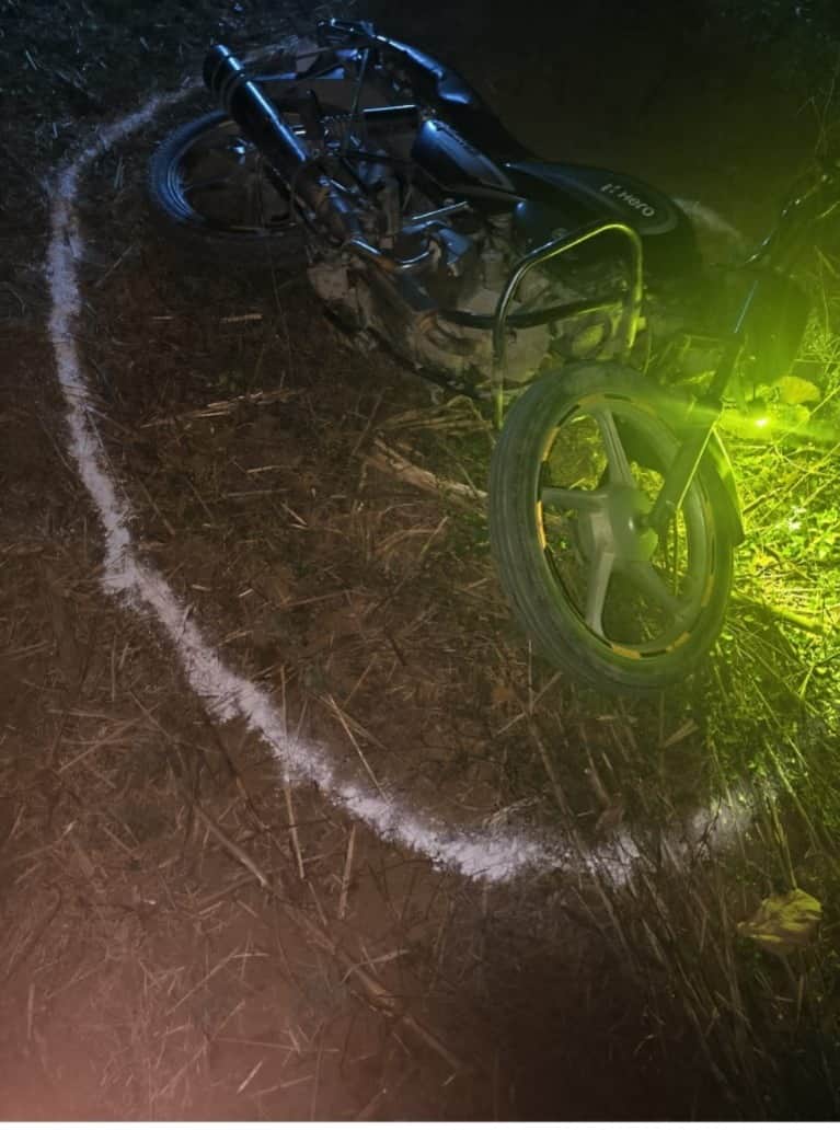 मुठभेड़ में मौके पर पड़ा बदमाशो की बाइक।स्रोत-सोशल मीडिया