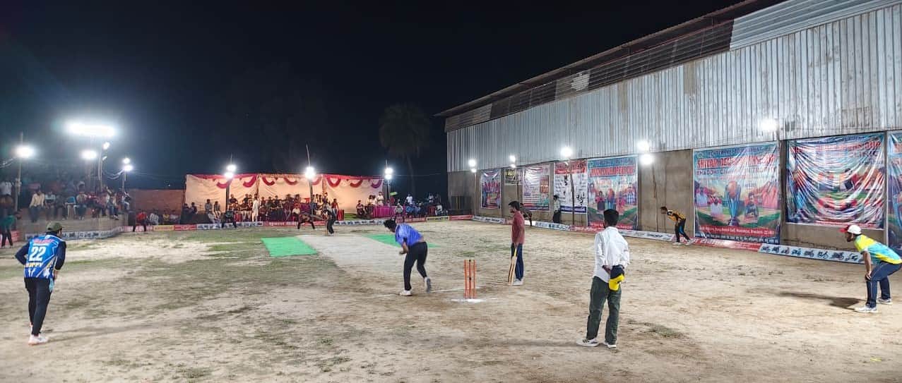 मदारीपुर में रात्रि कालीन क्रिकेट मैच खेलते खिलाड़ी। संवाद