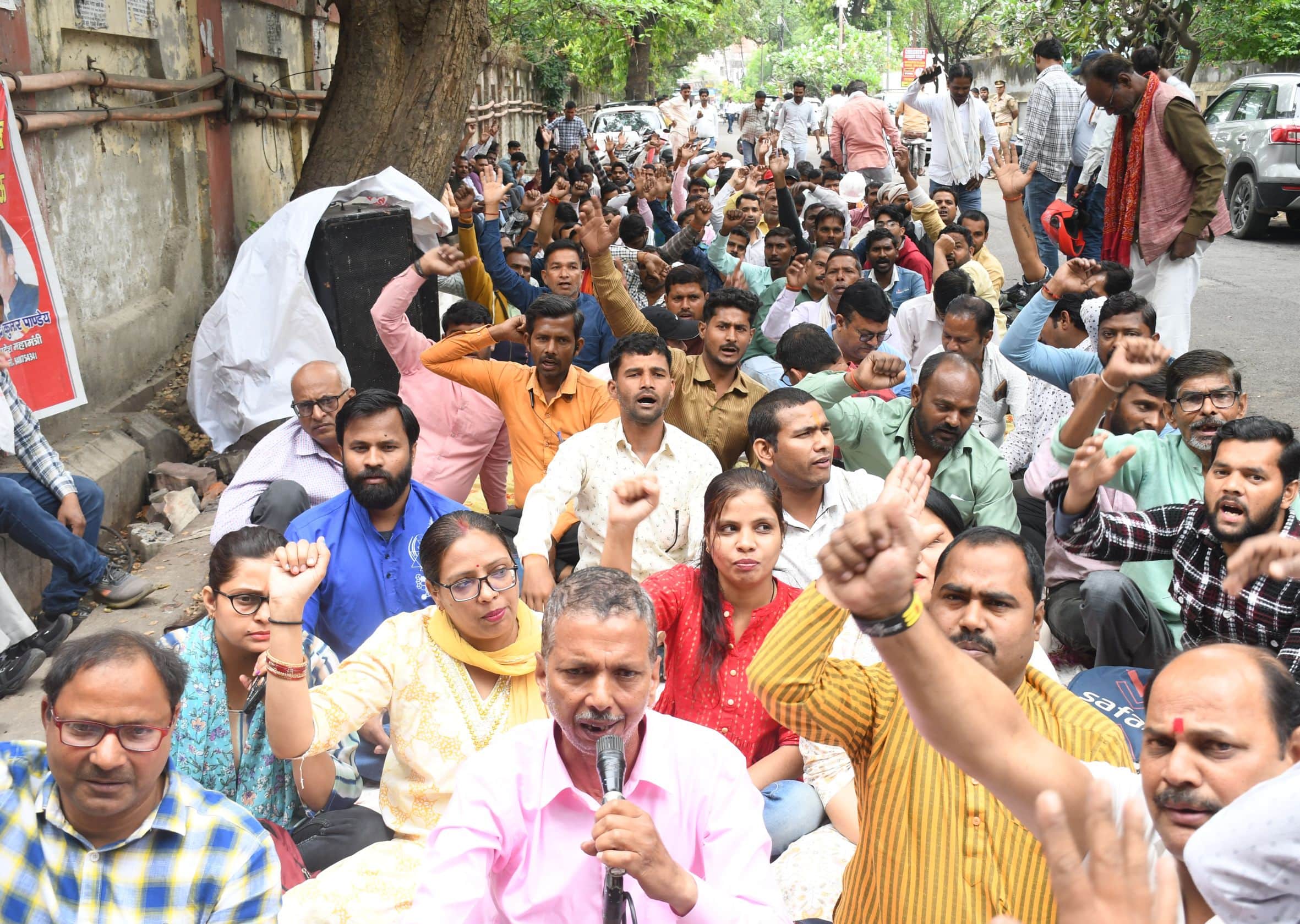 मध्यांचल विद्युत वितरण निगम के बाहर प्रदर्शन करते उत्तर प्रदेश पावर कॉरपोरेशन निविदा संविदा कर्