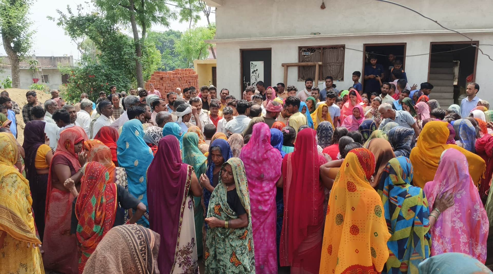 मवैया में मृतक छात्रा के घर जुटी भीड़। संवाद