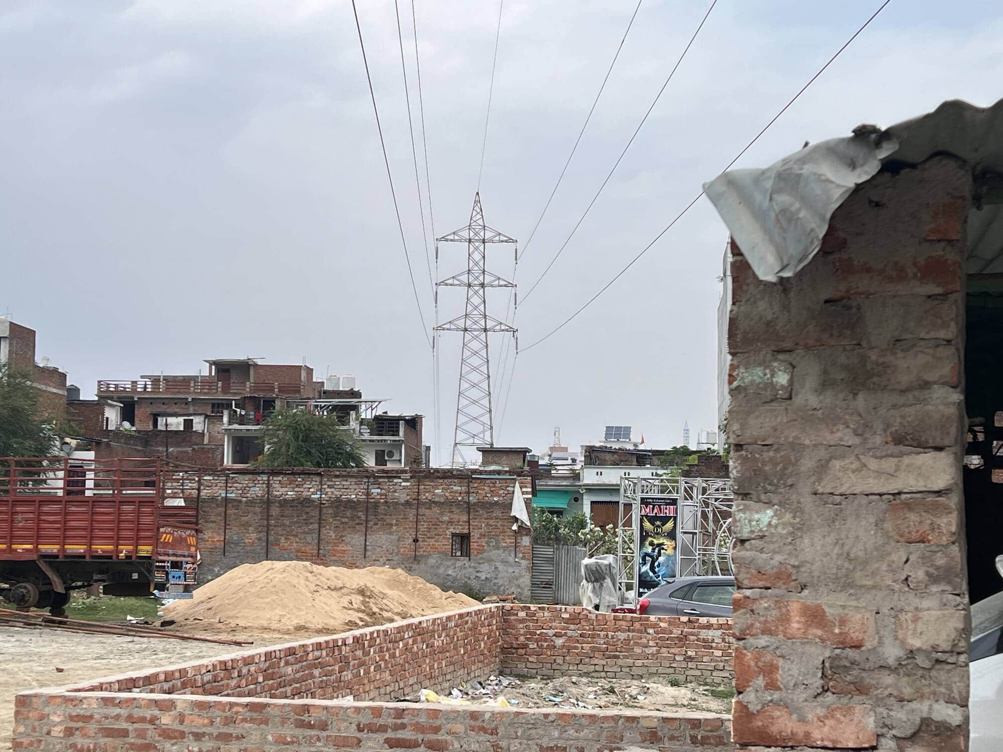 नगर के सहादतपुरा स्थित मकान के उपर से गुजरा हाइटेंशन तार।संवाद