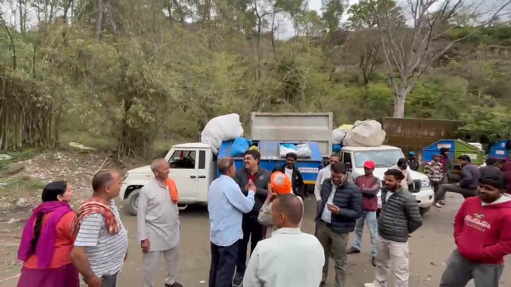 नगर निगम हमीरपुर की डंपिंग साइट के बाहर कूड़े को दूसरी गाड़ी में स्थानांतरण करने के विरोध में उ