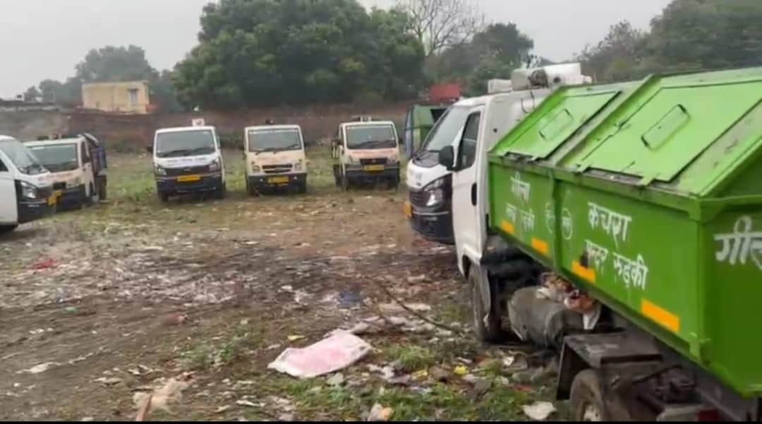 नगर निगम क्षेत्र के पड़ाव में खड़े कूड़ा वाहन। सुधि पाठक