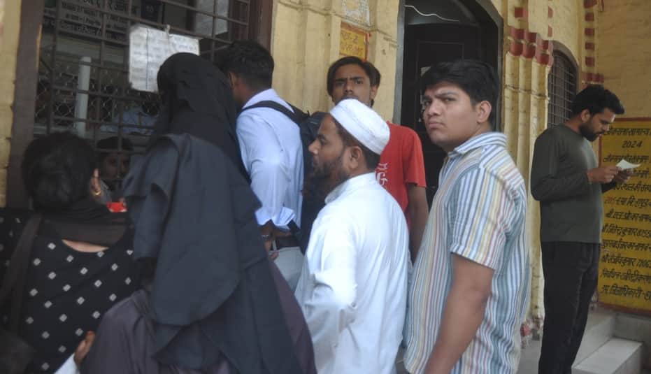 नगर पालिका में जन्म प्रमाण पत्र व मृत्यु प्रमाण पत्र बनवाने के लिए लगी लोगों की भीड़। संवाद