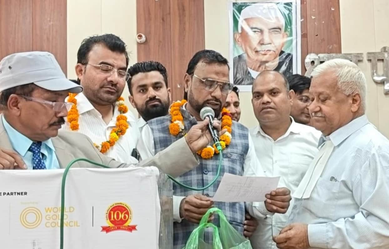 नजीबाबाद में बार एसोसिएशन के पदाधिकारियों को शपथ दिलाते वरिष्ठ अधिवक्ता अजय गोयल। स्रोत अधिवक्त