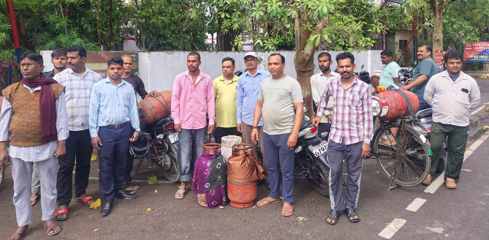 नाराजगी जताते लोग।