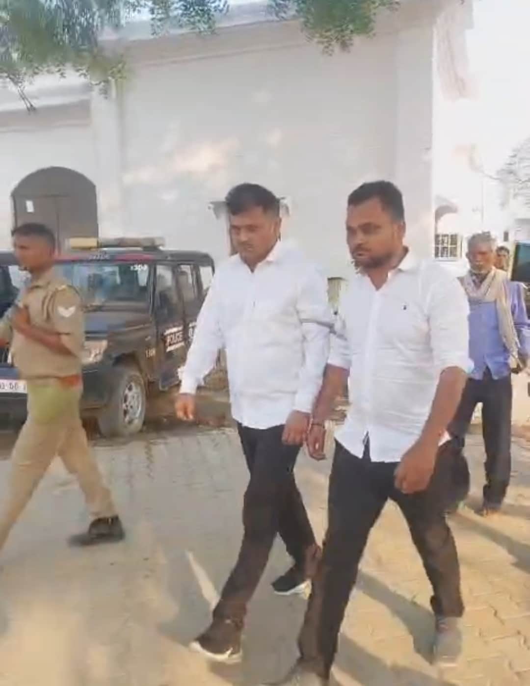 पुलिस हिरासत में आरोपी केशव व चंद्रशेखर। स्रोत- सोशल मीडिया