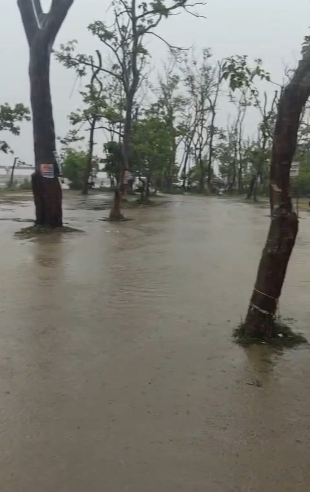 The Sharda River route was damaged due to rain, and vehicular traffic was halted.