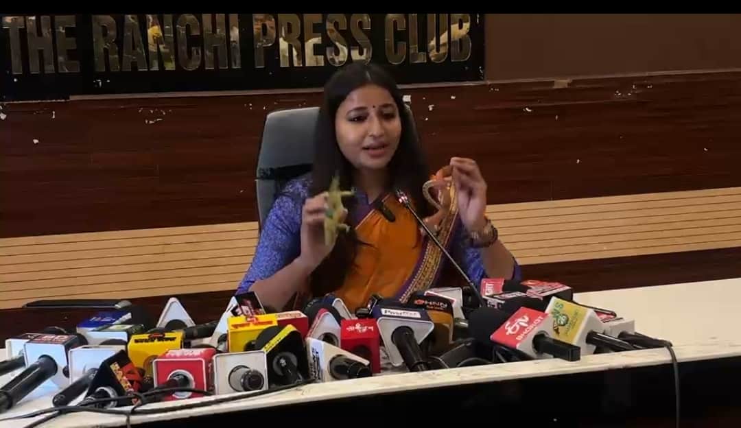 प्रेस कॉन्फ्रेंस करती कांग्रेस की राष्ट्रीय सचिव अंबा प्रसाद